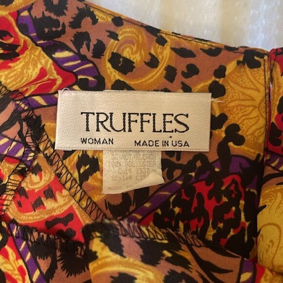 Truffles Woman short sleeve blouse.  Sun and leopard print.  Size 2X. - Picture 4 of 5